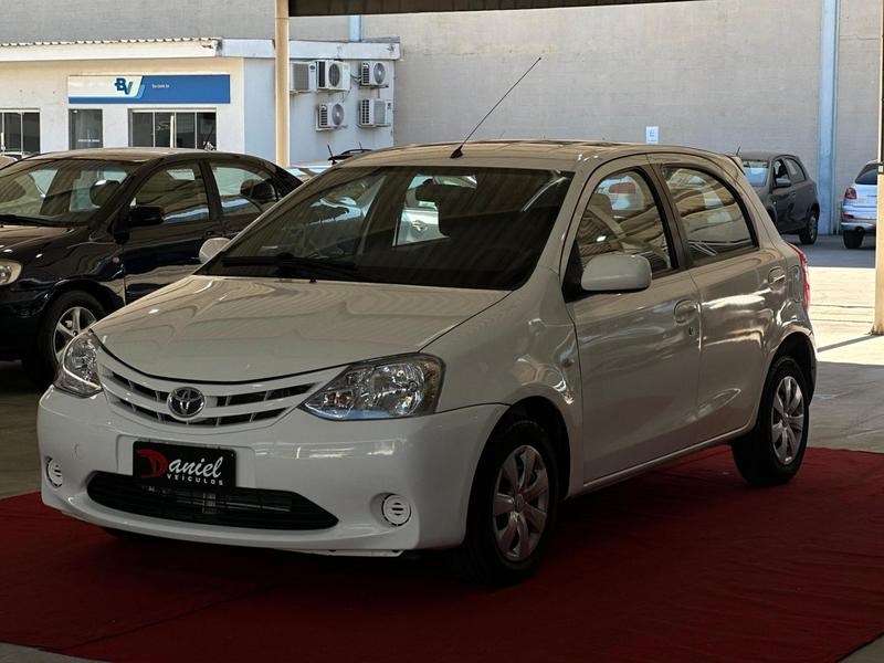 //www.autoline.com.br/carro/toyota/etios-13-hatch-xs-16v-flex-4p-manual/2013/serra-es/24519300