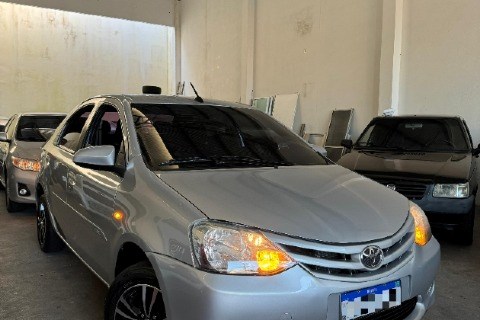 //www.autoline.com.br/carro/toyota/etios-15-sedan-x-16v-flex-4p-automatico/2017/fortaleza-ce/24781107