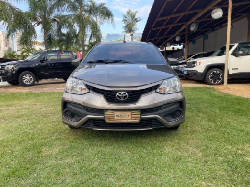 //www.autoline.com.br/carro/toyota/etios-15-sedan-xs-16v-flex-4p-automatico/2018/natal-rn/24786107