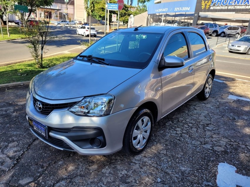 //www.autoline.com.br/carro/toyota/etios-15-hatch-xs-16v-flex-4p-automatico/2018/campinas-sp/24996128