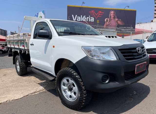 //www.autoline.com.br/carro/toyota/hilux-30-std-cs-16v-diesel-2p-4x4-turbo-manual/2015/rio-verde-go/21582437