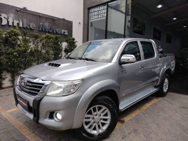 //www.autoline.com.br/carro/toyota/hilux-30-srv-cd-16v-diesel-4p-4x4-turbo-automatico/2015/sao-paulo-sp/21950261