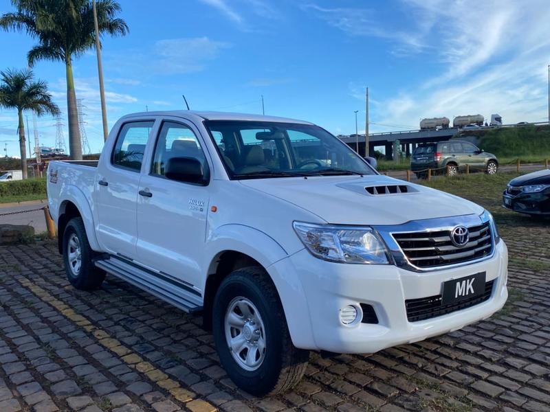 //www.autoline.com.br/carro/toyota/hilux-30-std-cd-16v-diesel-4p-4x4-turbo-manual/2015/brasilia-df/23608637