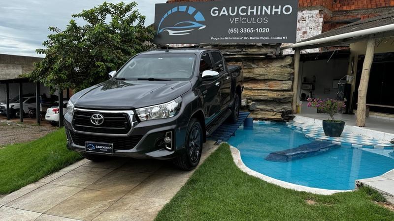 //www.autoline.com.br/carro/toyota/hilux-27-cd-srv-16v-flex-4p-automatico/2019/cuiaba-mt/23773803