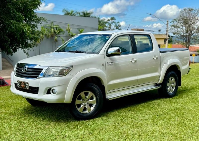 //www.autoline.com.br/carro/toyota/hilux-27-sr-cd-16v-flex-4p-automatico/2014/jatai-go/23857278
