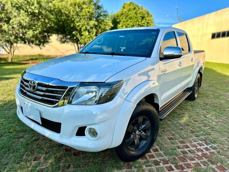 //www.autoline.com.br/carro/toyota/hilux-27-cd-srv-16v-flex-4p-4x4-automatico/2013/jatai-go/23860397