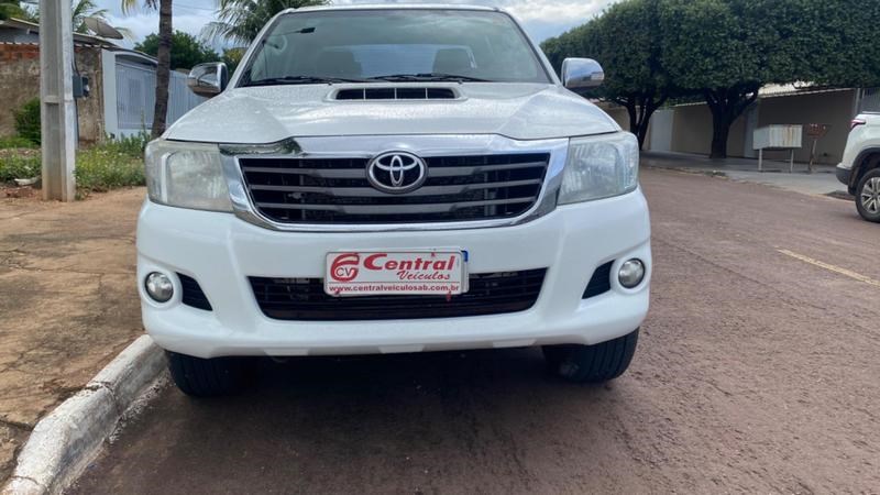//www.autoline.com.br/carro/toyota/hilux-27-srv-cd-16v-flex-4p-4x4-automatico/2015/agua-boa-mt/23976781