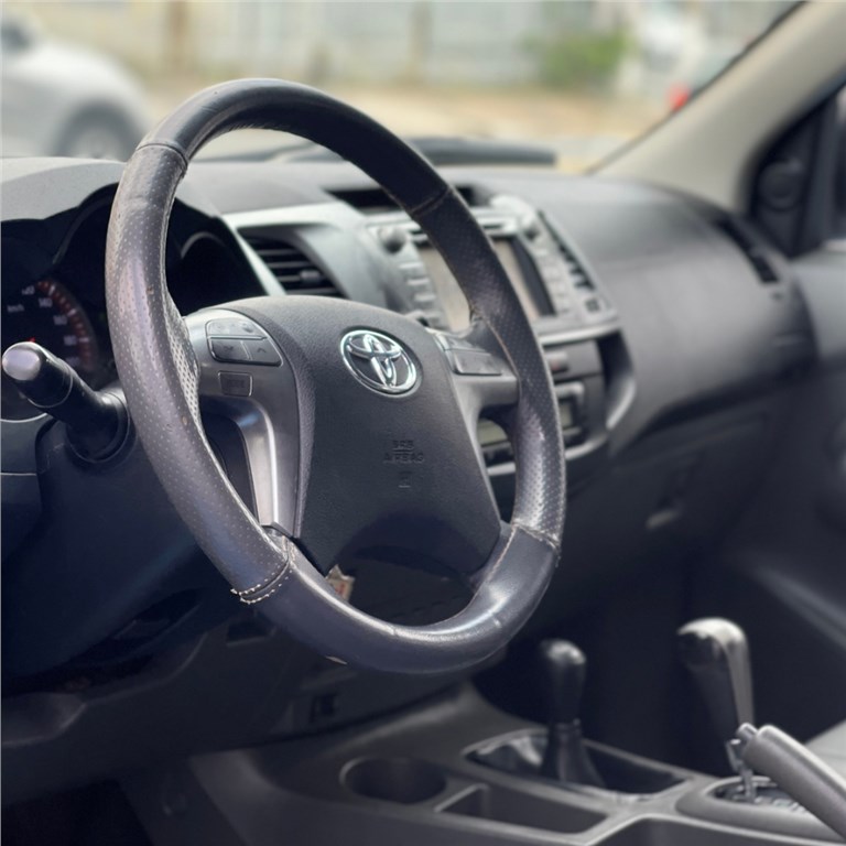 //www.autoline.com.br/carro/toyota/hilux-30-srv-cd-16v-diesel-4p-4x4-turbo-automatico/2014/campinas-sp/24039807