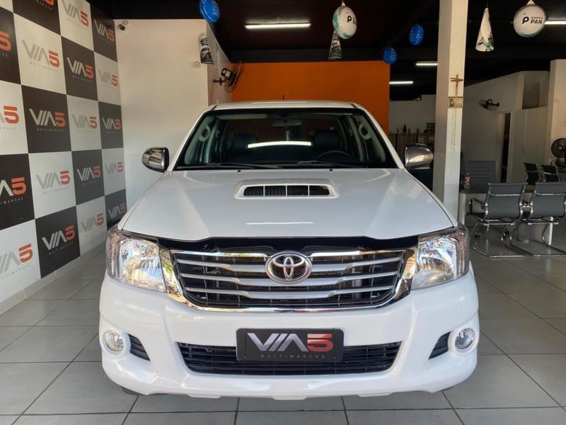 //www.autoline.com.br/carro/toyota/hilux-30-srv-cd-16v-diesel-4p-4x4-turbo-automatico/2015/brasilia-df/24059654