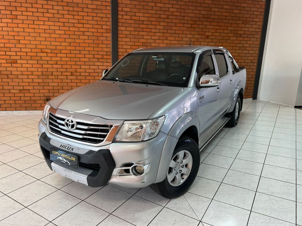 //www.autoline.com.br/carro/toyota/hilux-27-srv-cd-16v-flex-4p-automatico/2015/botucatu-sp/24076370