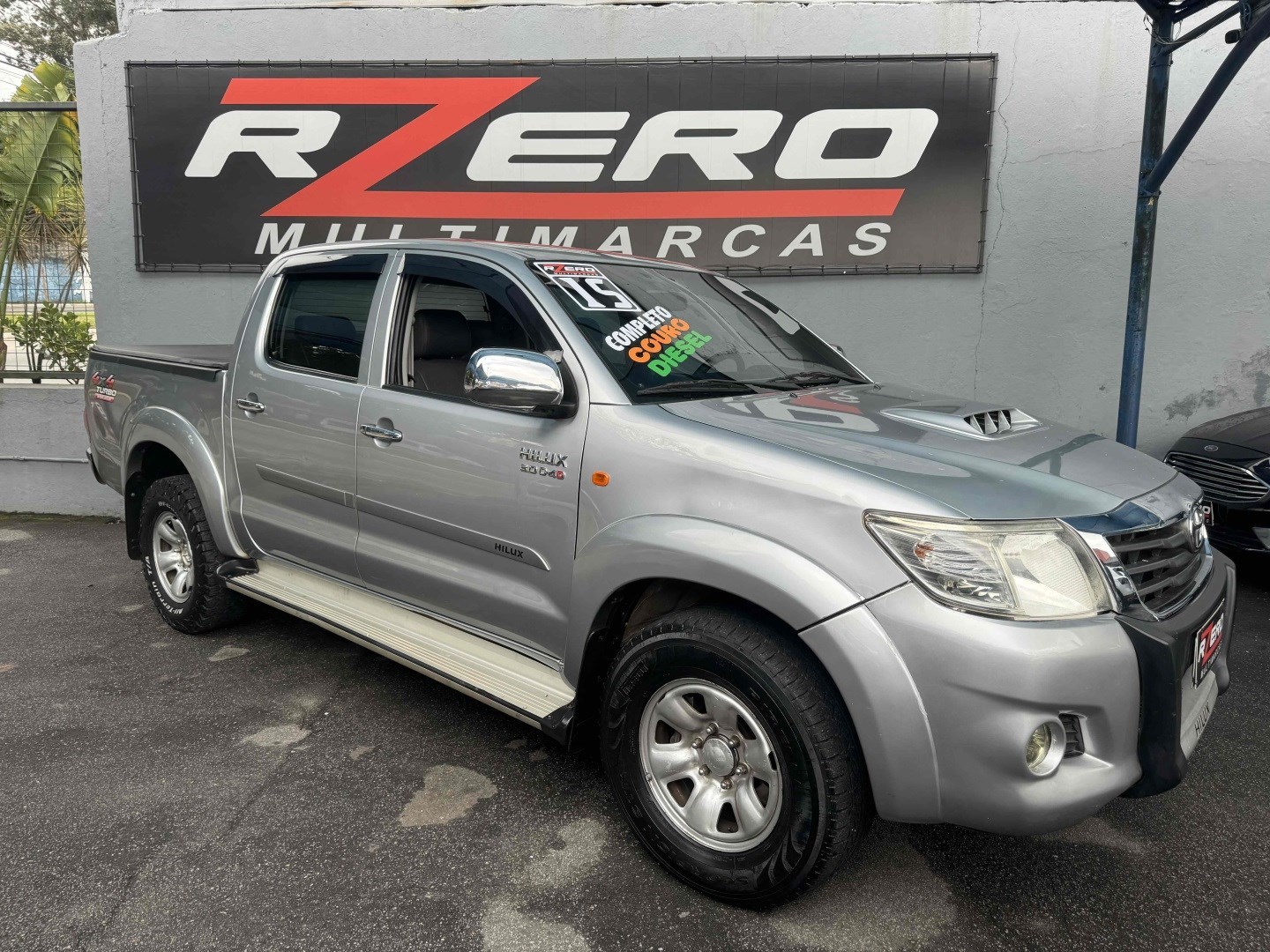 //www.autoline.com.br/carro/toyota/hilux-30-std-cd-16v-diesel-4p-4x4-turbo-manual/2015/sao-paulo-sp/24132354