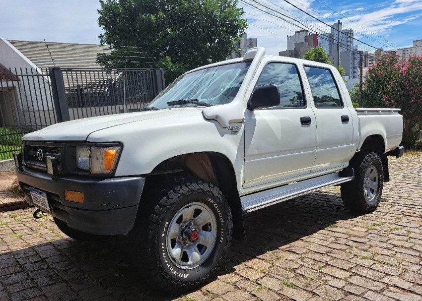 //www.autoline.com.br/carro/toyota/hilux-28-cd-sr5-8v-diesel-4p-4x4-manual/2001/passo-fundo-rs/24251120