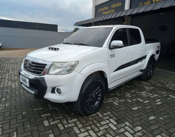 //www.autoline.com.br/carro/toyota/hilux-30-srv-limited-cd-16v-diesel-4p-4x4-turbo-aut/2015/jaguaruna-sc/24307683