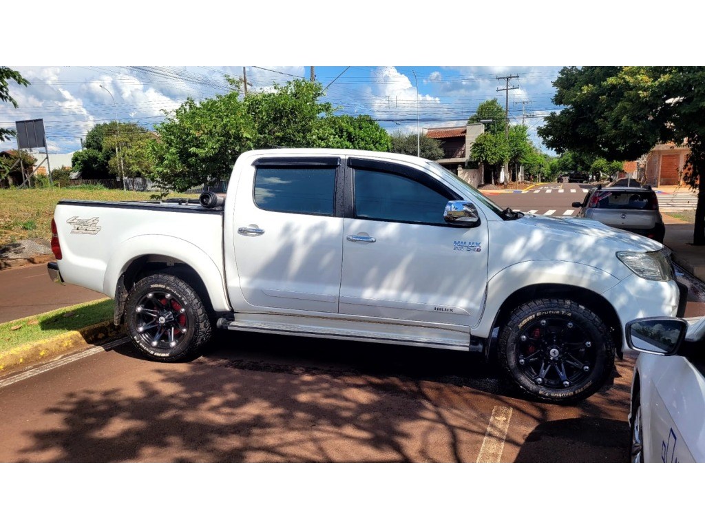 //www.autoline.com.br/carro/toyota/hilux-30-cd-srv-16v-diesel-4p-4x4-turbo-automatico/2012/toledo-pr/24405662