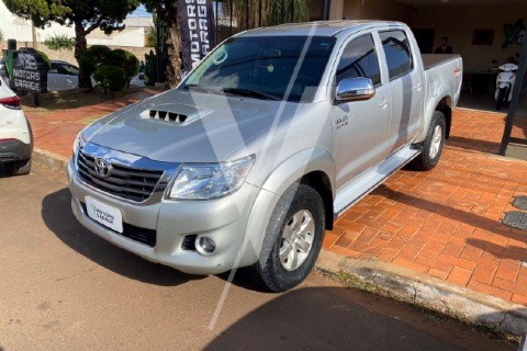 //www.autoline.com.br/carro/toyota/hilux-30-srv-cd-16v-diesel-4p-4x4-turbo-automatico/2015/jatai-go/24477635