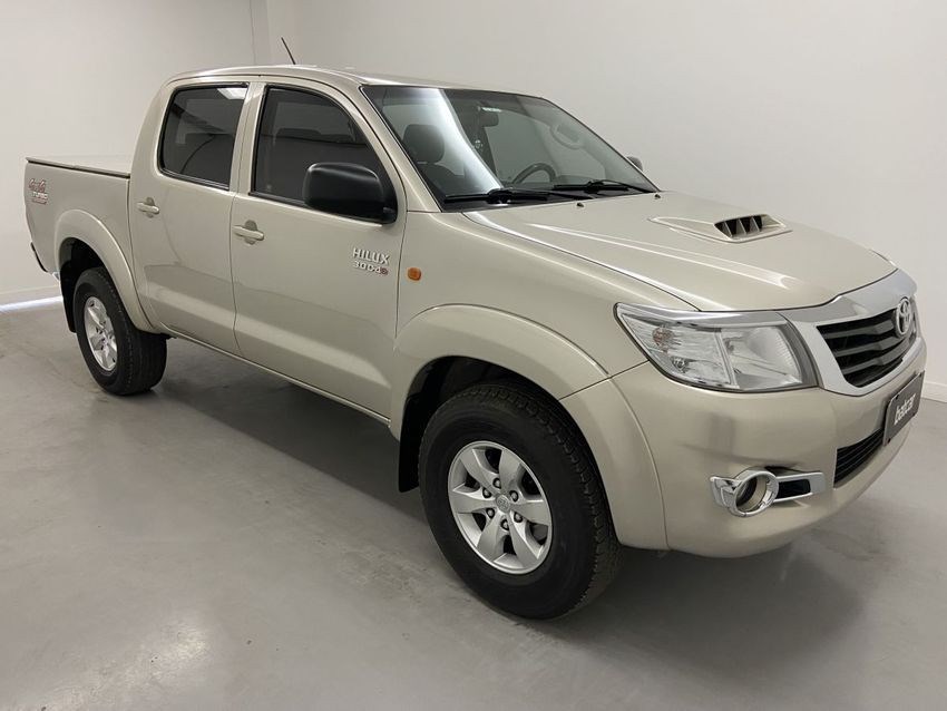 //www.autoline.com.br/carro/toyota/hilux-30-sr-cd-16v-diesel-4p-4x4-turbo-automatico/2015/brasilia-df/24520015