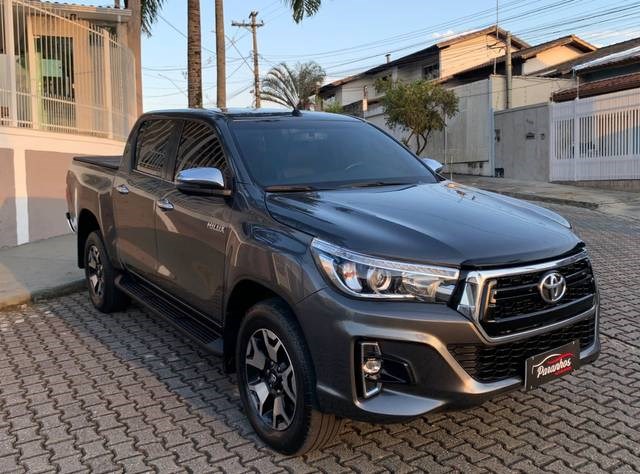 //www.autoline.com.br/carro/toyota/hilux-28-cd-srx-limited-16v-diesel-4p-4x4-turbo-aut/2022/volta-redonda-rj/24556323