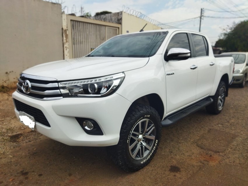 //www.autoline.com.br/carro/toyota/hilux-28-cd-srx-16v-diesel-4p-4x4-turbo-automatico/2017/campo-grande-ms/24673504