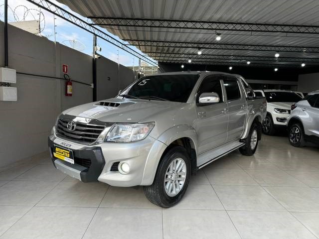 //www.autoline.com.br/carro/toyota/hilux-30-srv-cd-16v-diesel-4p-4x4-turbo-automatico/2015/cataguases-mg/24691014