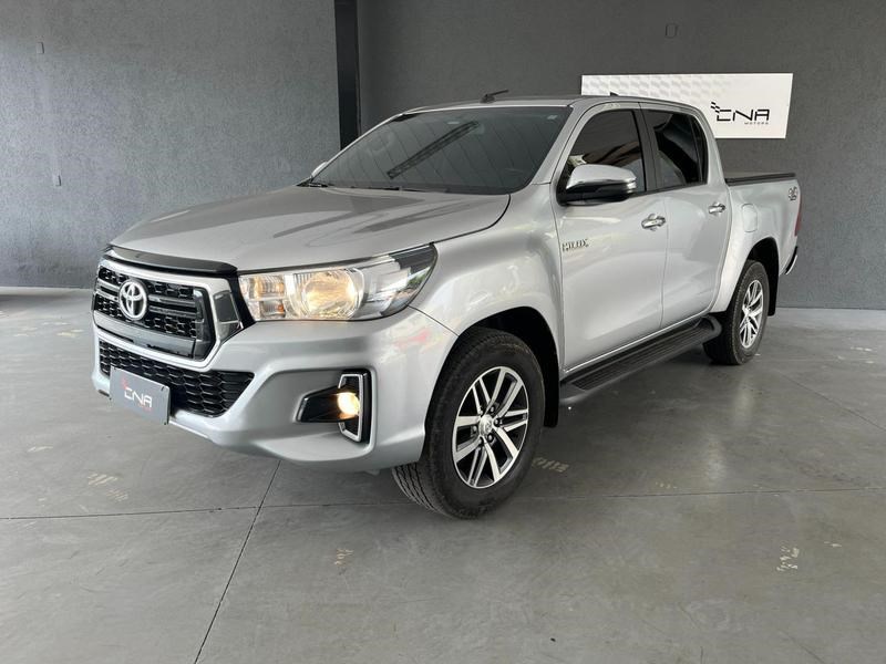 //www.autoline.com.br/carro/toyota/hilux-28-cd-srv-16v-diesel-4p-4x4-turbo-automatico/2020/campo-grande-ms/24691792