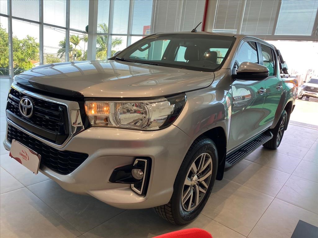 //www.autoline.com.br/carro/toyota/hilux-27-cd-srv-16v-flex-4p-4x4-automatico/2019/campo-grande-ms/24719356