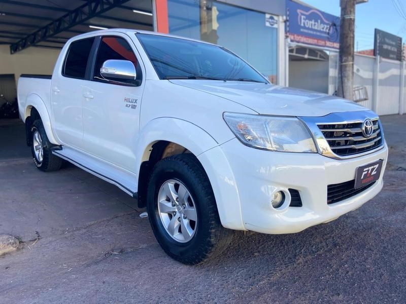 //www.autoline.com.br/carro/toyota/hilux-27-srv-cd-16v-flex-4p-automatico/2015/cuiaba-mt/24798922