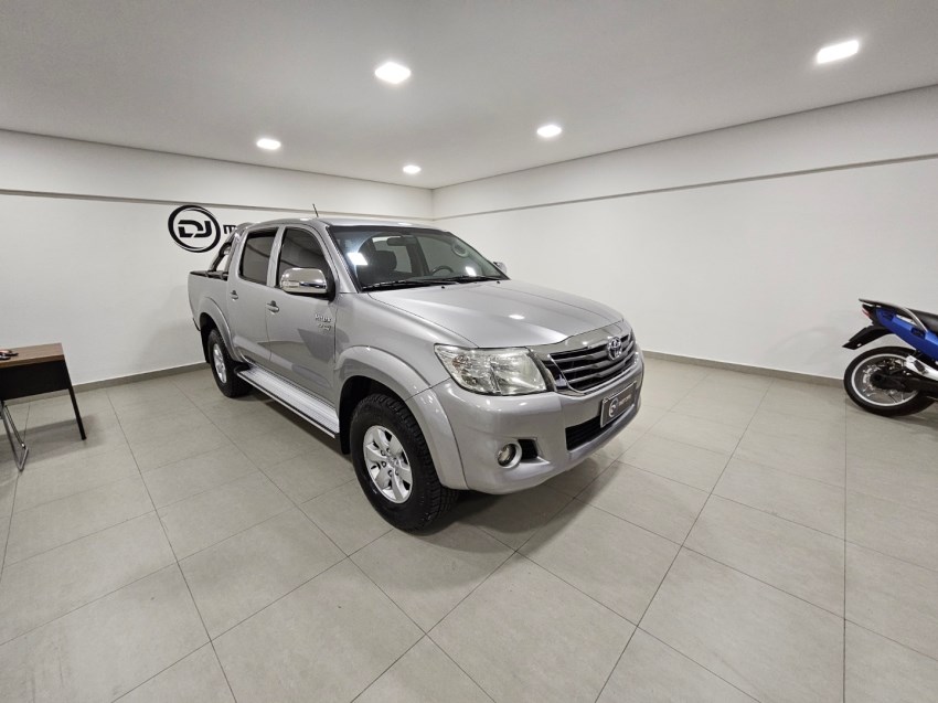 //www.autoline.com.br/carro/toyota/hilux-27-srv-cd-16v-flex-4p-automatico/2015/campinas-sp/24814261