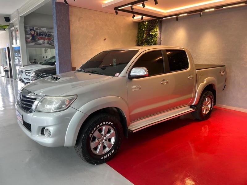 //www.autoline.com.br/carro/toyota/hilux-30-srv-cd-16v-diesel-4p-4x4-turbo-automatico/2014/campo-verde-mt/24846397