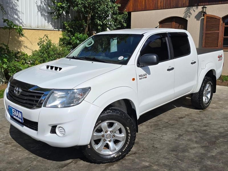 //www.autoline.com.br/carro/toyota/hilux-30-cd-std-16v-diesel-4p-4x4-turbo-manual/2013/curitiba-pr/24868529