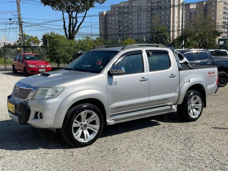 //www.autoline.com.br/carro/toyota/hilux-30-srv-cd-16v-diesel-4p-4x4-turbo-automatico/2014/curitiba-pr/24884935
