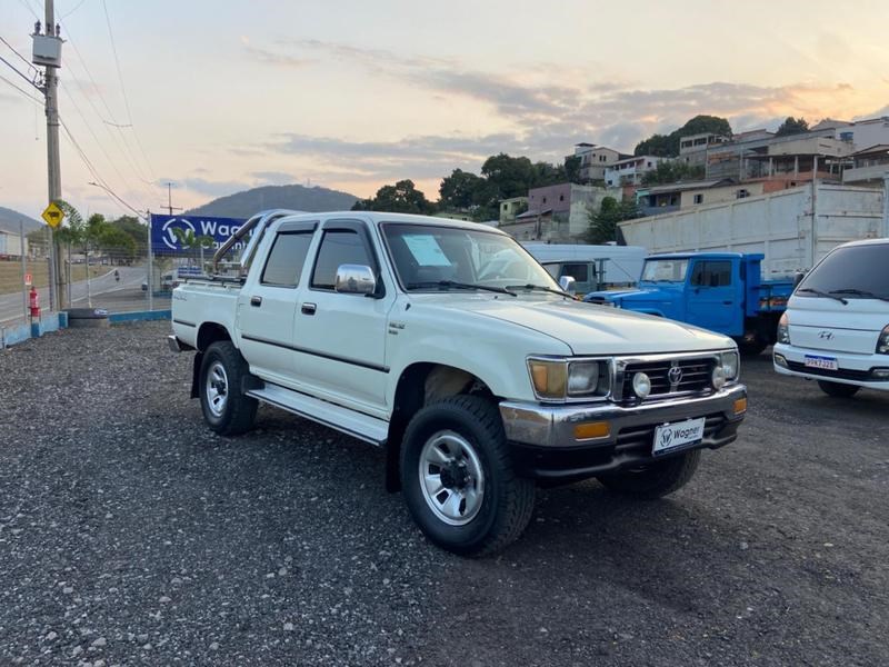 //www.autoline.com.br/carro/toyota/hilux-28-cd-sr5-8v-diesel-4p-4x4-manual/2000/viana-es/24886798
