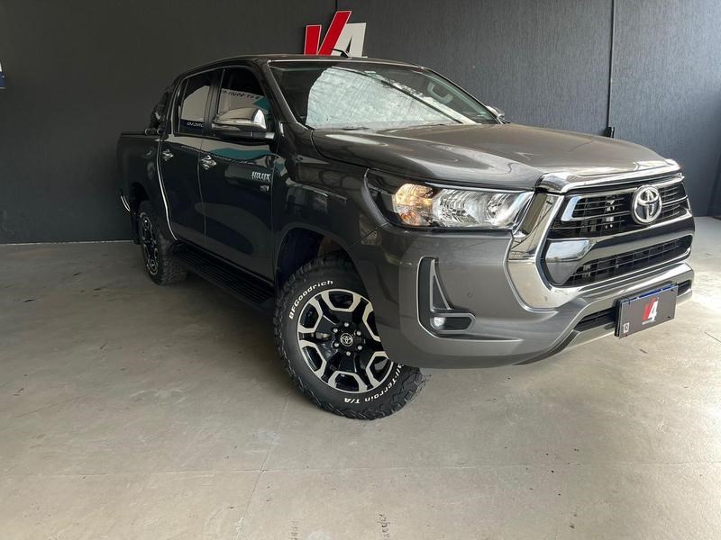 //www.autoline.com.br/carro/toyota/hilux-27-cd-srv-16v-flex-4p-automatico/2021/campo-grande-ms/24900649