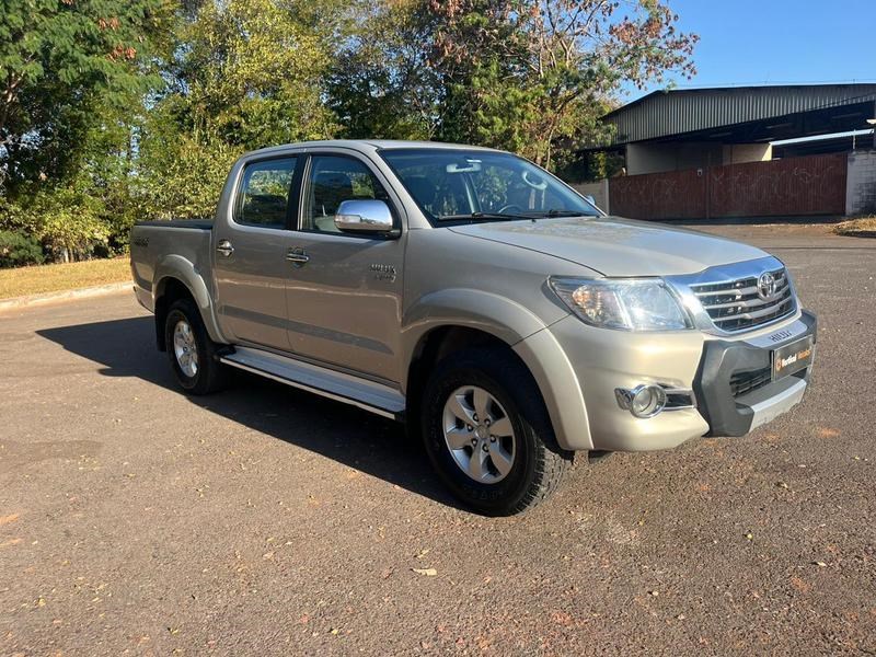 //www.autoline.com.br/carro/toyota/hilux-27-cd-srv-16v-flex-4p-4x4-automatico/2013/brasilia-df/24915781