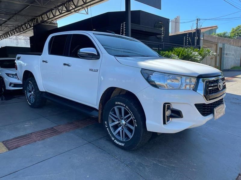 //www.autoline.com.br/carro/toyota/hilux-28-cd-sr-16v-diesel-4p-4x4-turbo-automatico/2020/campo-grande-ms/24972511