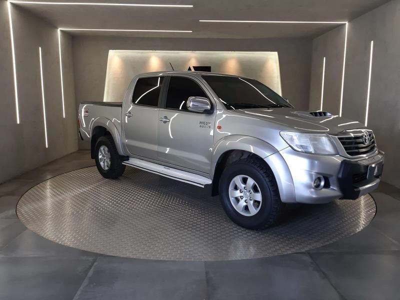 //www.autoline.com.br/carro/toyota/hilux-30-sr-cd-16v-diesel-4p-4x4-turbo-automatico/2015/brasilia-df/25022759