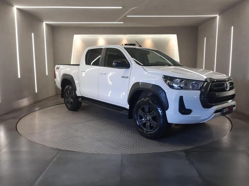 //www.autoline.com.br/carro/toyota/hilux-28-cd-sr-16v-diesel-4p-4x4-turbo-automatico/2021/brasilia-df/25023021