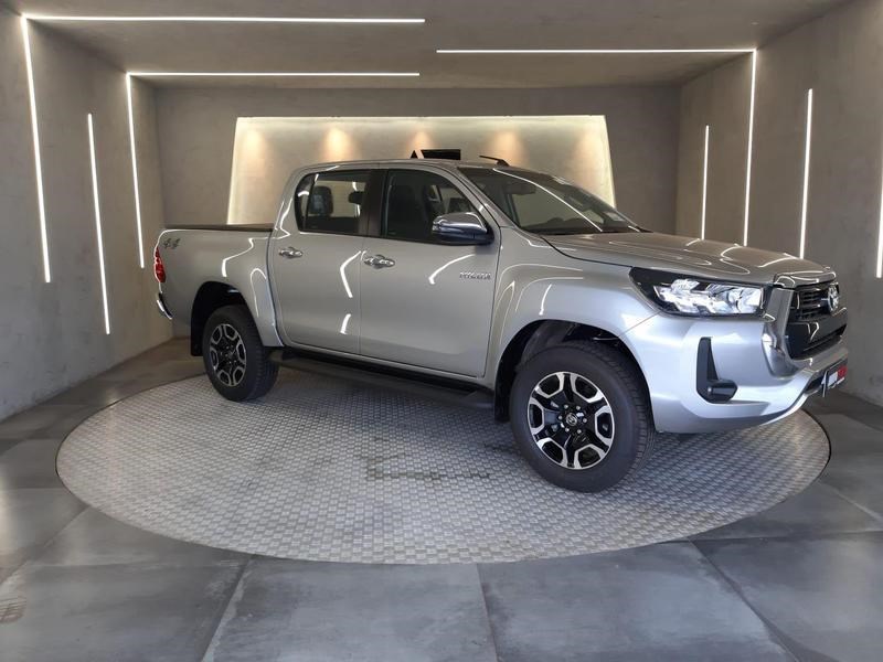 //www.autoline.com.br/carro/toyota/hilux-28-cd-srv-16v-diesel-4p-4x4-turbo-automatico/2022/brasilia-df/25023077