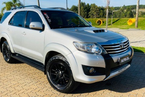 //www.autoline.com.br/carro/toyota/hilux-sw4-30-srv-16v-diesel-4p-4x4-turbo-automatico/2014/dois-irmaos-rs/21673829