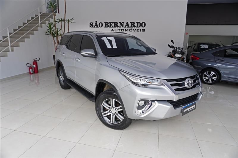 //www.autoline.com.br/carro/toyota/hilux-sw4-27-sr-16v-flex-4p-automatico/2017/sao-bernardo-do-campo-sp/23038461
