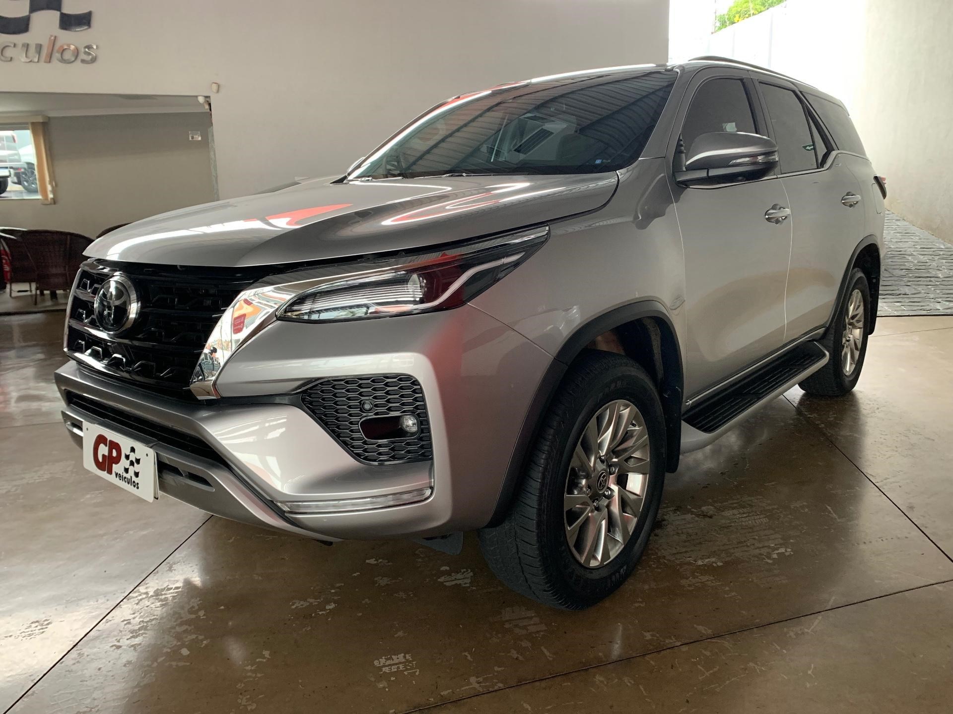 //www.autoline.com.br/carro/toyota/hilux-sw4-28-srx-7l-16v-diesel-4p-4x4-turbo-automatico/2022/uberaba-mg/23242831