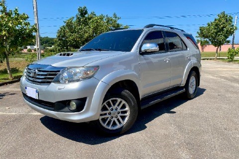 //www.autoline.com.br/carro/toyota/hilux-sw4-30-srv-16v-diesel-4p-4x4-turbo-automatico/2014/rio-de-janeiro-rj/23654125