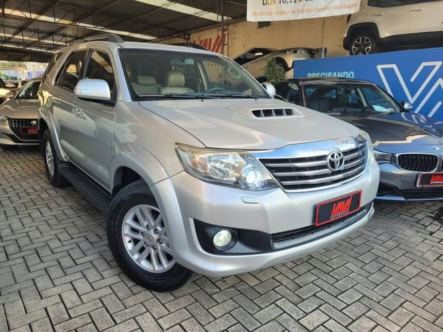 //www.autoline.com.br/carro/toyota/hilux-sw4-30-srv-16v-diesel-4p-4x4-turbo-automatico/2013/rio-do-sul-sc/23766126