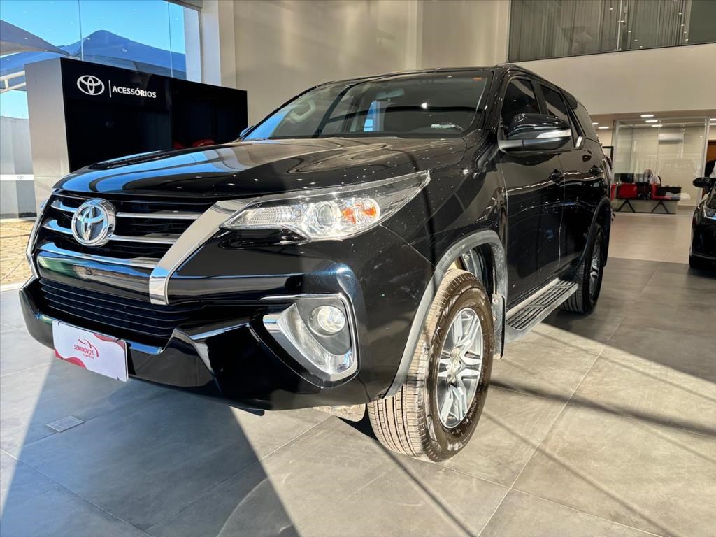 //www.autoline.com.br/carro/toyota/hilux-sw4-27-sr-16v-flex-4p-automatico/2017/presidente-prudente-sp/24153305