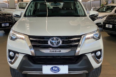 //www.autoline.com.br/carro/toyota/hilux-sw4-28-srx-7l-16v-diesel-4p-4x4-turbo-automatico/2017/tres-lagoas-ms/24160794