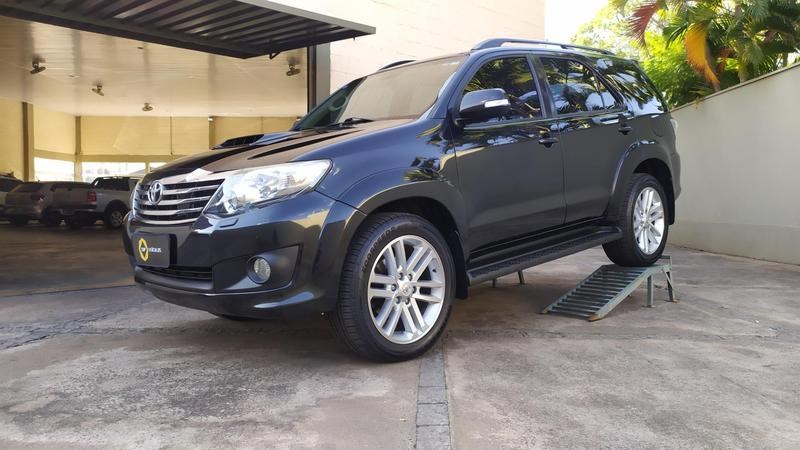 //www.autoline.com.br/carro/toyota/hilux-sw4-30-srv-16v-diesel-4p-4x4-turbo-automatico/2012/catanduva-sp/24173639