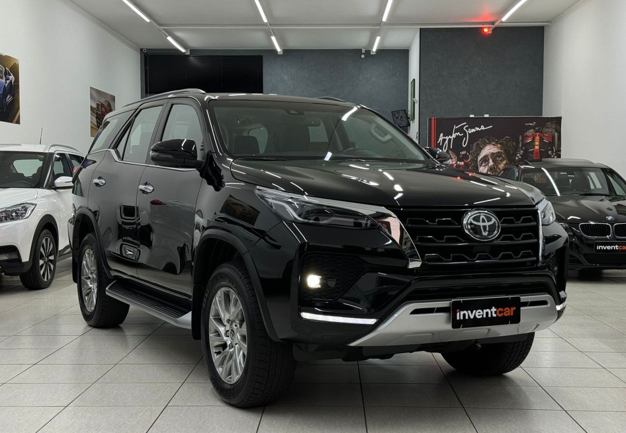 //www.autoline.com.br/carro/toyota/hilux-sw4-28-srx-7l-16v-diesel-4p-4x4-turbo-automatico/2021/americana-sp/24222578