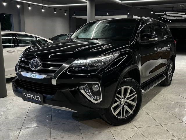 //www.autoline.com.br/carro/toyota/hilux-sw4-28-srx-7l-16v-diesel-4p-4x4-turbo-automatico/2017/jaguaruna-sc/24254939
