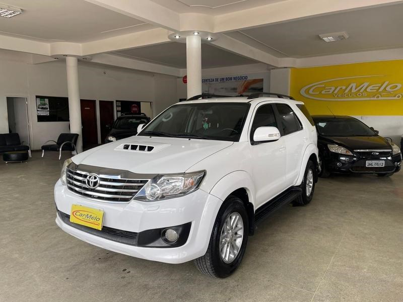 //www.autoline.com.br/carro/toyota/hilux-sw4-30-srv-16v-diesel-4p-4x4-turbo-automatico/2015/brasilia-df/24401534