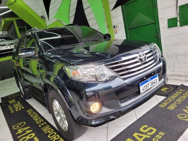 //www.autoline.com.br/carro/toyota/hilux-sw4-27-sr-16v-flex-4p-automatico/2014/carapicuiba-sp/24405299