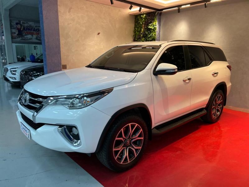 //www.autoline.com.br/carro/toyota/hilux-sw4-27-sr-16v-flex-4p-automatico/2017/campo-verde-mt/24412254